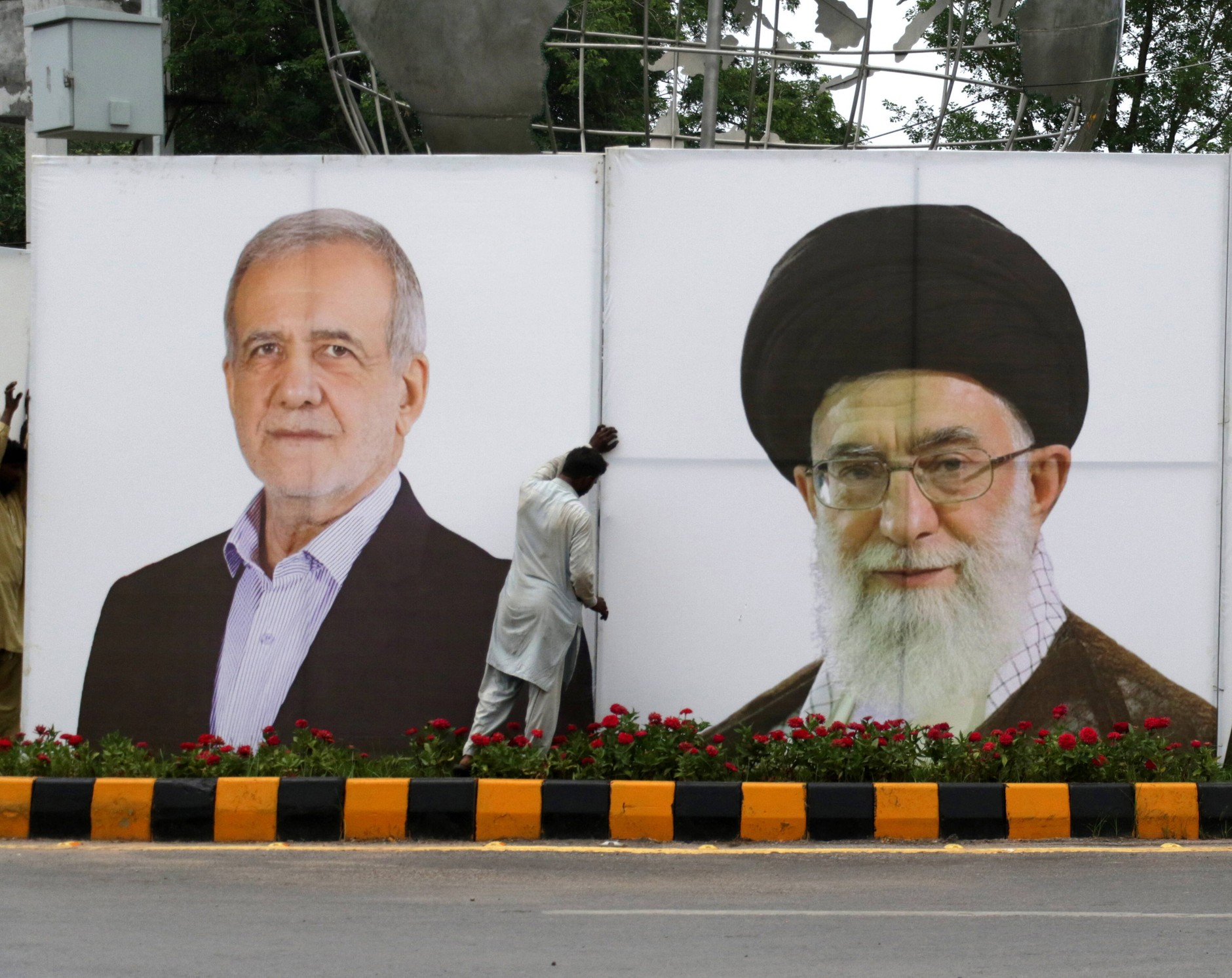 Billboard ze zdjęciami prezydenta Iranu Masuda Pezeszkiana (L) i najwyższego przywódcy Iranu Alego Chameneiego w Islamabadzie w Pakistanie, 1 sierpnia 2025 r. (zdjęcie ilustracyjne)
