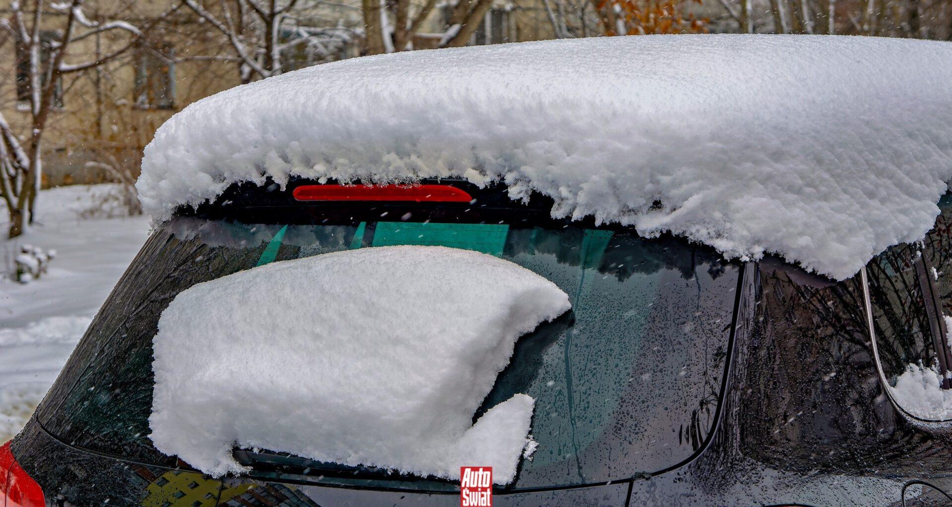 Pan Marcin nie odśnieżył dokładnie samochodu i trafił na radiowóz policji. Nie opłaca się ryzykować