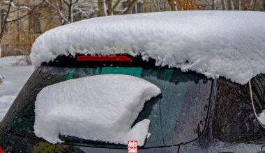 Pan Marcin nie odśnieżył dokładnie samochodu i trafił na radiowóz policji. Nie opłaca się ryzykować