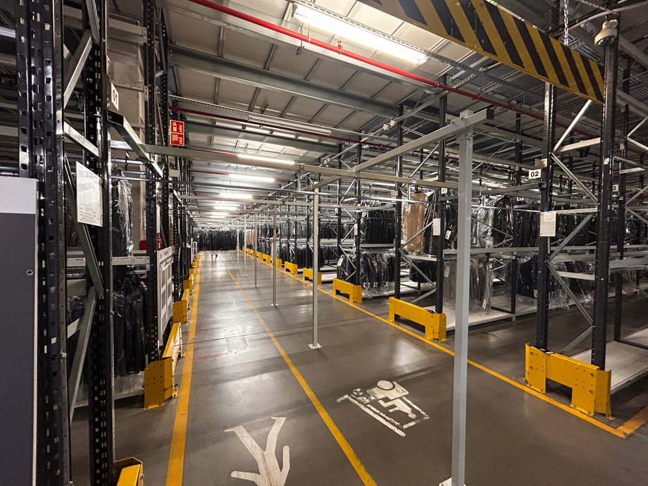 Półautomatyczny system składowania wieszkowego w magazynie DSV w Łozienicy k. Szczecina