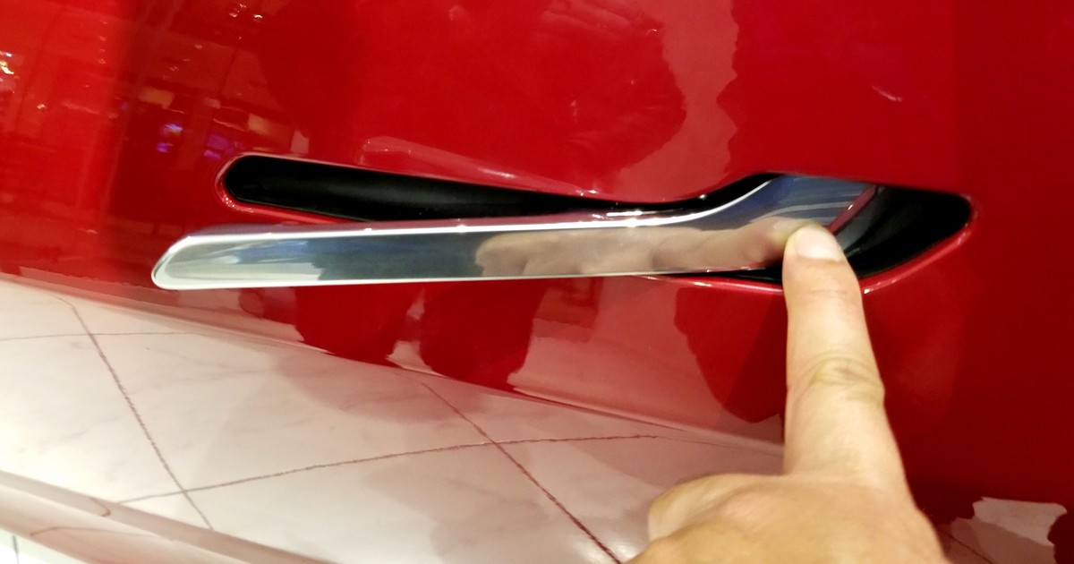 Tesla pozwana za śmierć pasażerów. Rodzina mówi o wadzie drzwi