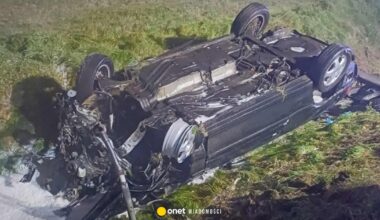 Uderzyli oplem w znak i dachowali. Trzech młodych mężczyzn wypadło z auta