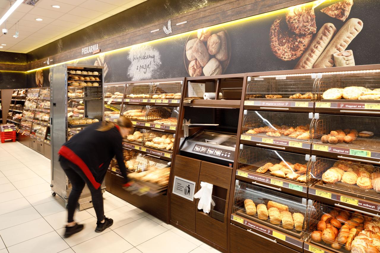 Rekordowe 120 mln złotych na świąteczne prezenty dla pracowników Biedronki. Co znajdą w paczkach?