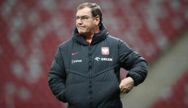 Michał Probierz, selekcjoner reprezentacji Polski, w kurtce z logo "ORLEN", stoi na tle stadionu.