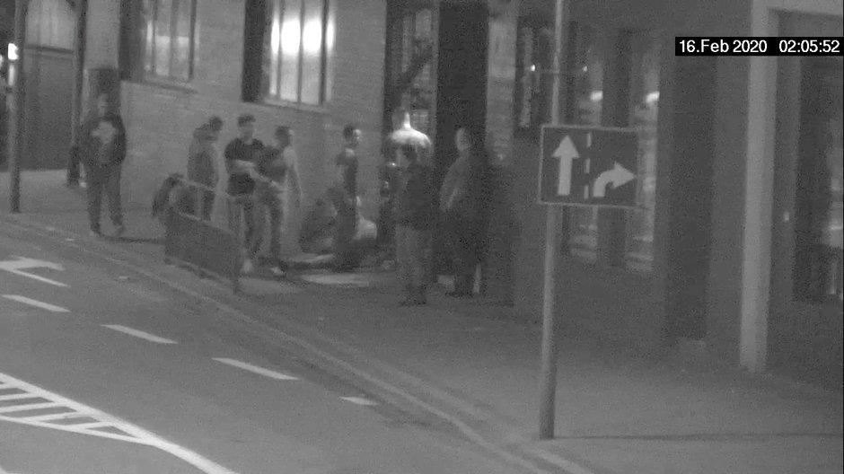 Śledczy nie ustalili i nie przesłuchali mężczyzny widocznego na monitoringu (pierwszy z prawej)