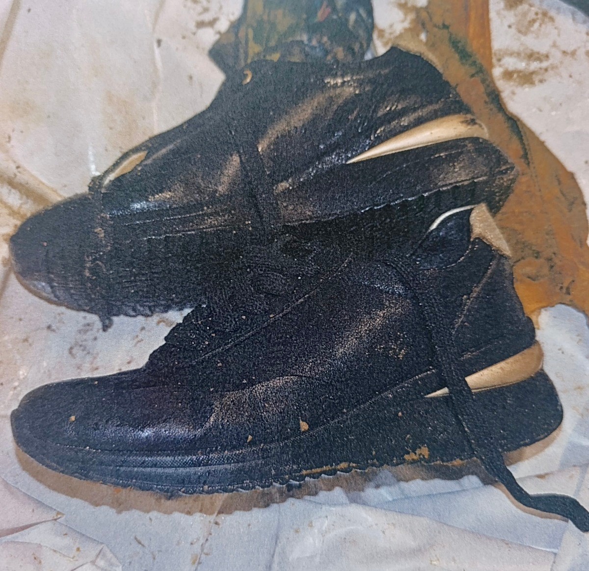 Tak wyglądają buty kobiety, której ciało znaleziono w rzece