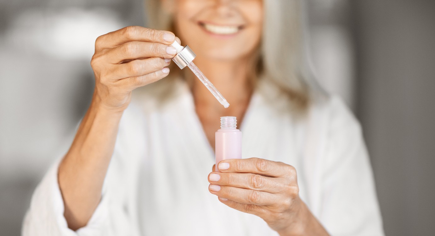 Ten krem to HIT 60-latek. Kosztuje mniej niż jagodzianka, a porządnie usuwa zmarszczki