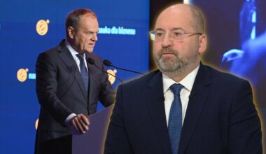 Zestawienie zdjęć polityków: Donald Tusk przemawia za mównicą, obok Adam Bielan