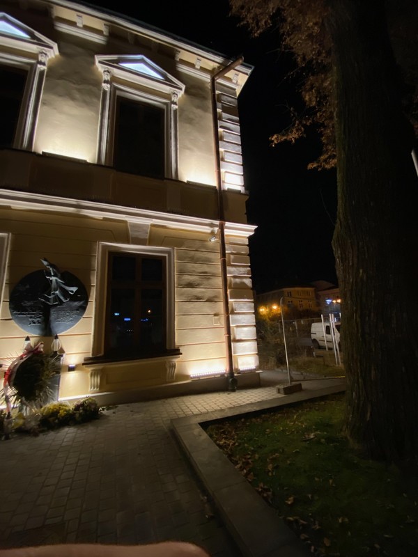 Nowo wykonana elewacja na ratuszu w Nowym Targu. Zdaniem burmistrza wszystkie nierówności na tynku są zrobione celowo by "postarzyć obiekt". Specjaliści mówią jednak wprost, że takie prace to "fuszerka"