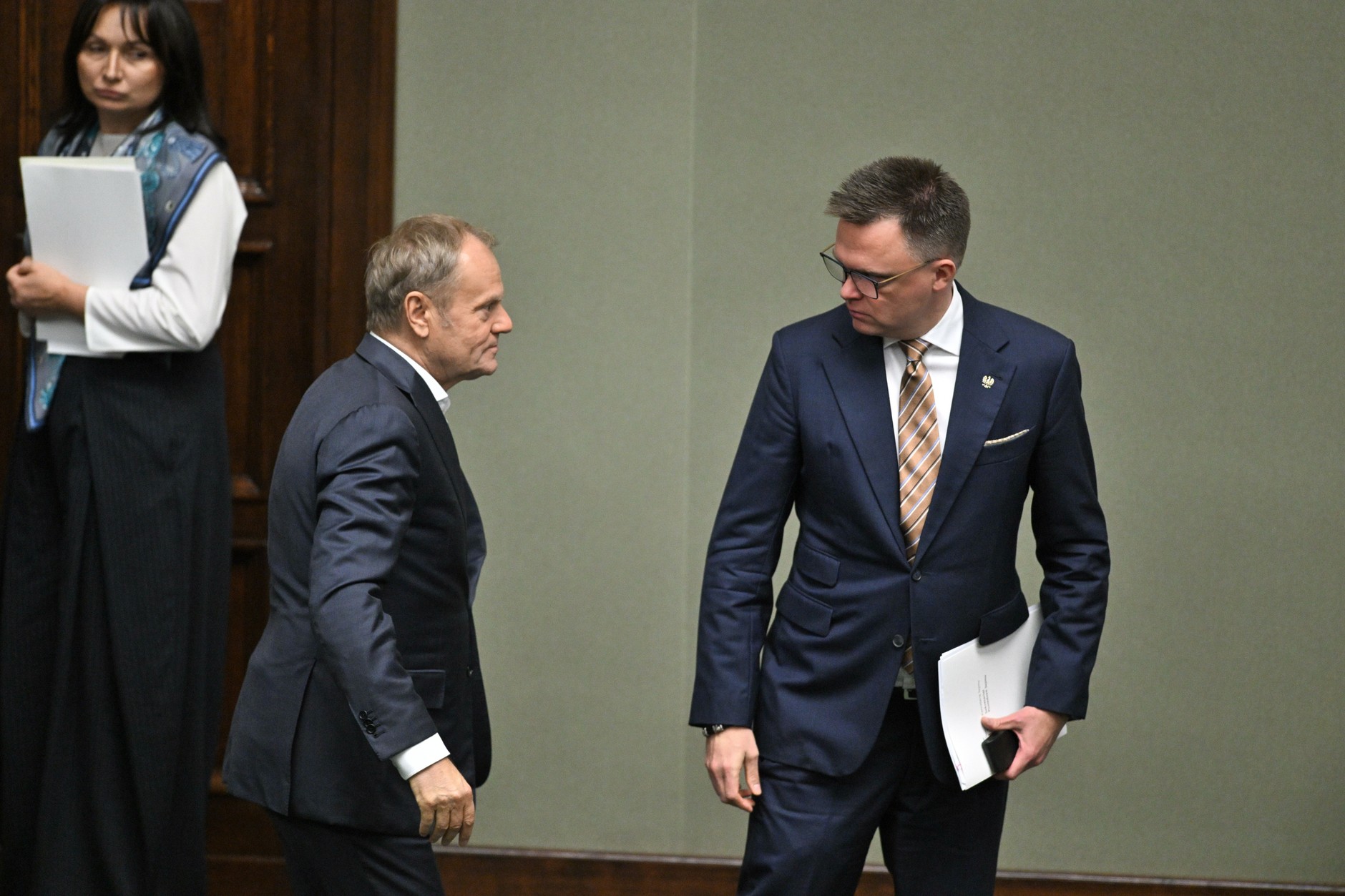 Premier Donald Tusk i Szymon Hołownia na sali plenarnej Sejmu, 17 października 2025 r.