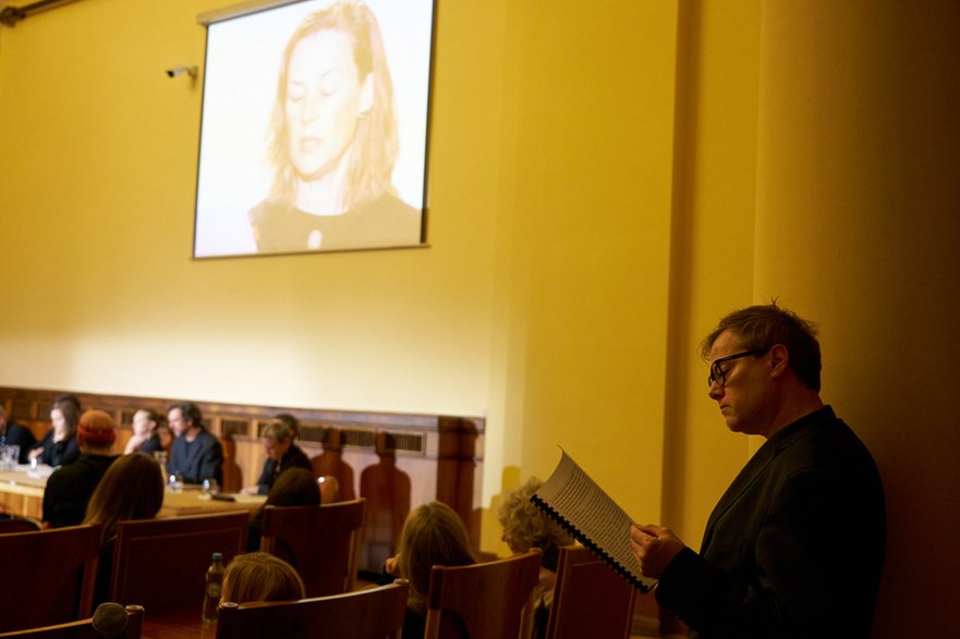 Reżyser Milo Rau podczas "Procesu Pelicot" w Warszawie