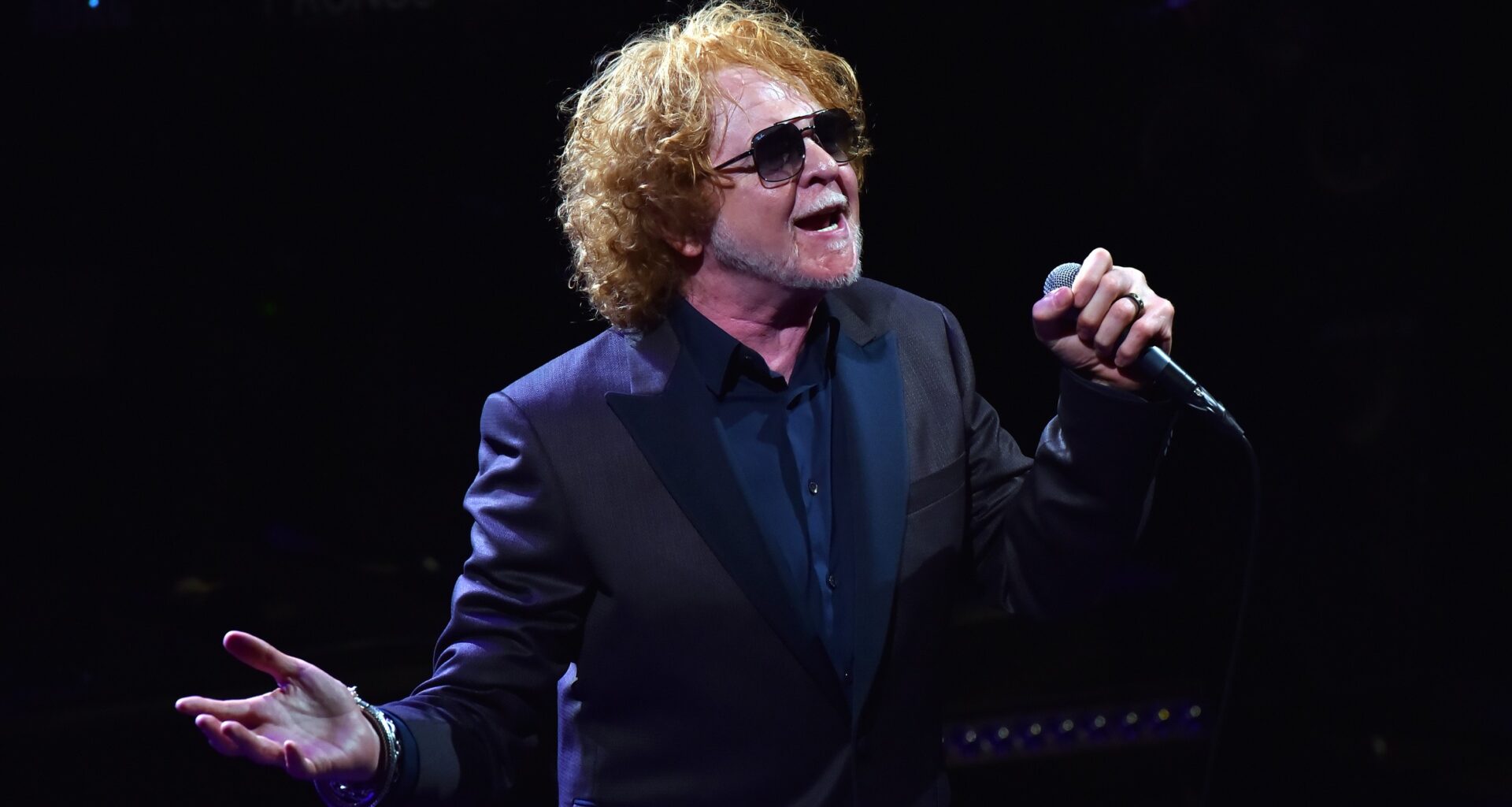 Mick Hucknall z Simply Red na scenie w 2023 r.