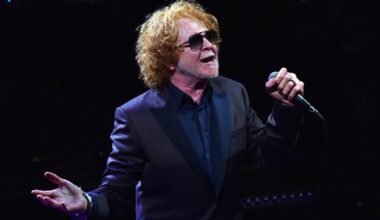 Mick Hucknall z Simply Red na scenie w 2023 r.