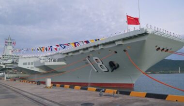 Fujian podczas ceremonii pierwszego podniesienia bandery, co symbolizuje przyjęcie jednostki do służby.