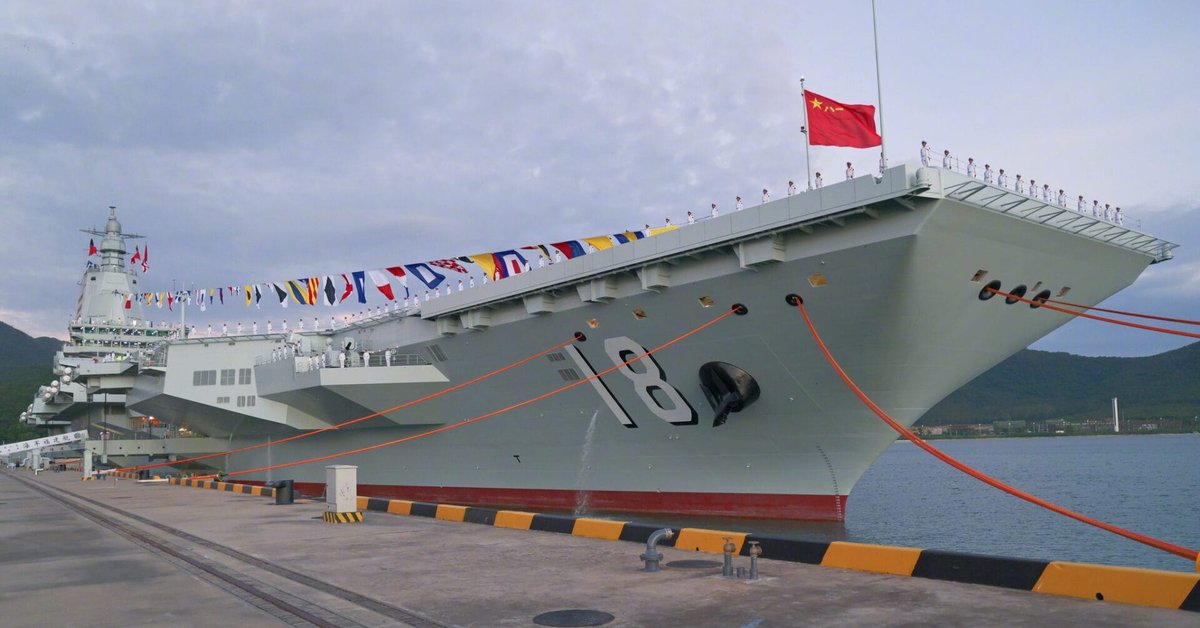 Fujian podczas ceremonii pierwszego podniesienia bandery, co symbolizuje przyjęcie jednostki do służby.