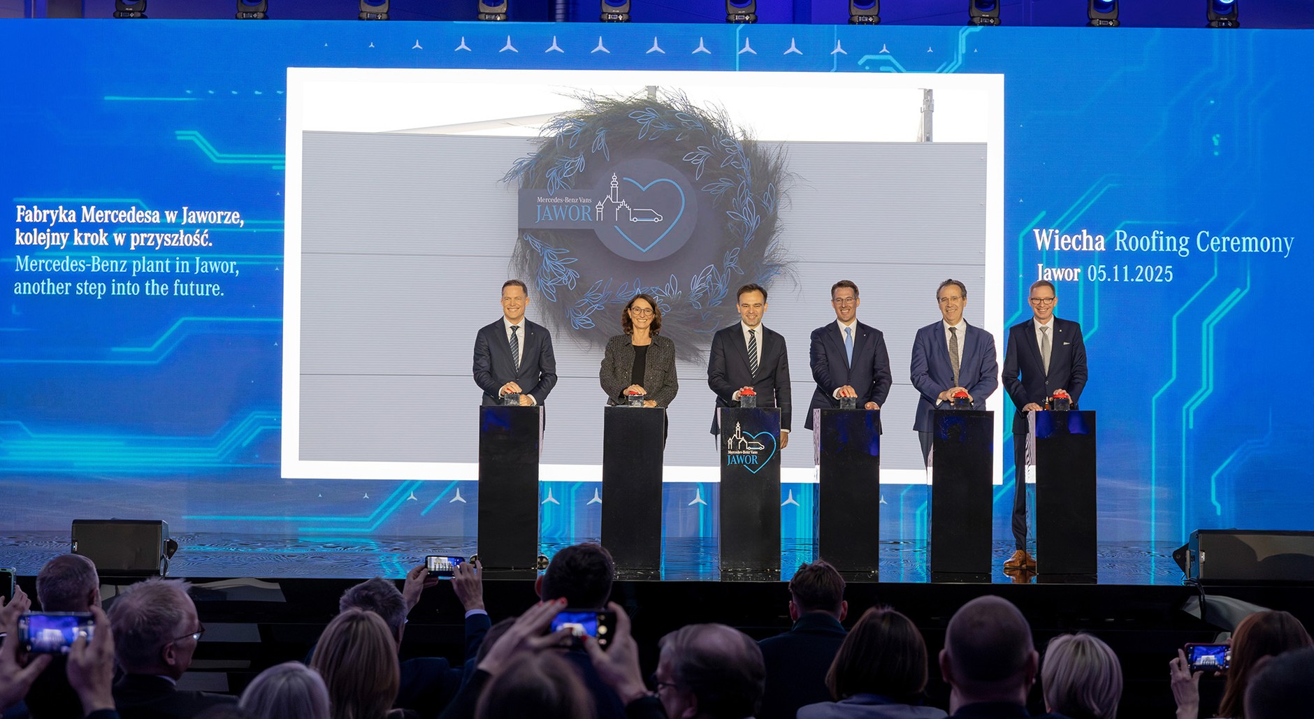 Uroczystość zawieszenia wiechy w fabryce Mercedes-Benz w Jaworze