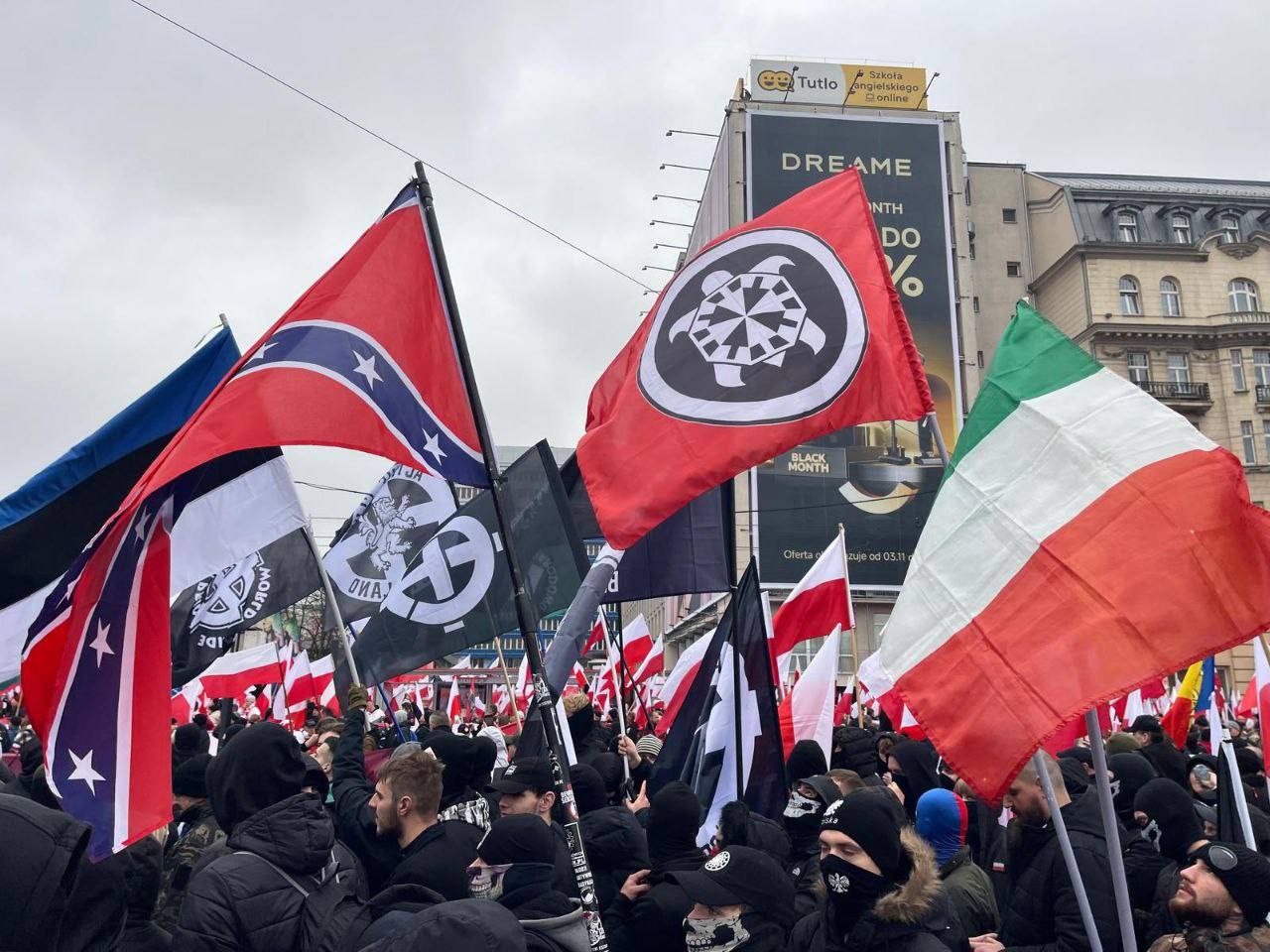 Symbole włoskiej Casa Pound, flagi rasistów z amerykańskiego Południa i krzyże celtyckie na Marszu Niepodległości