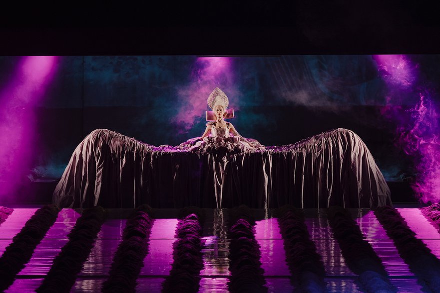 Danuta Stenka w spektaklu "Termopile polskie", reż. Jan Klata, Teatr Narodowy w Warszawie