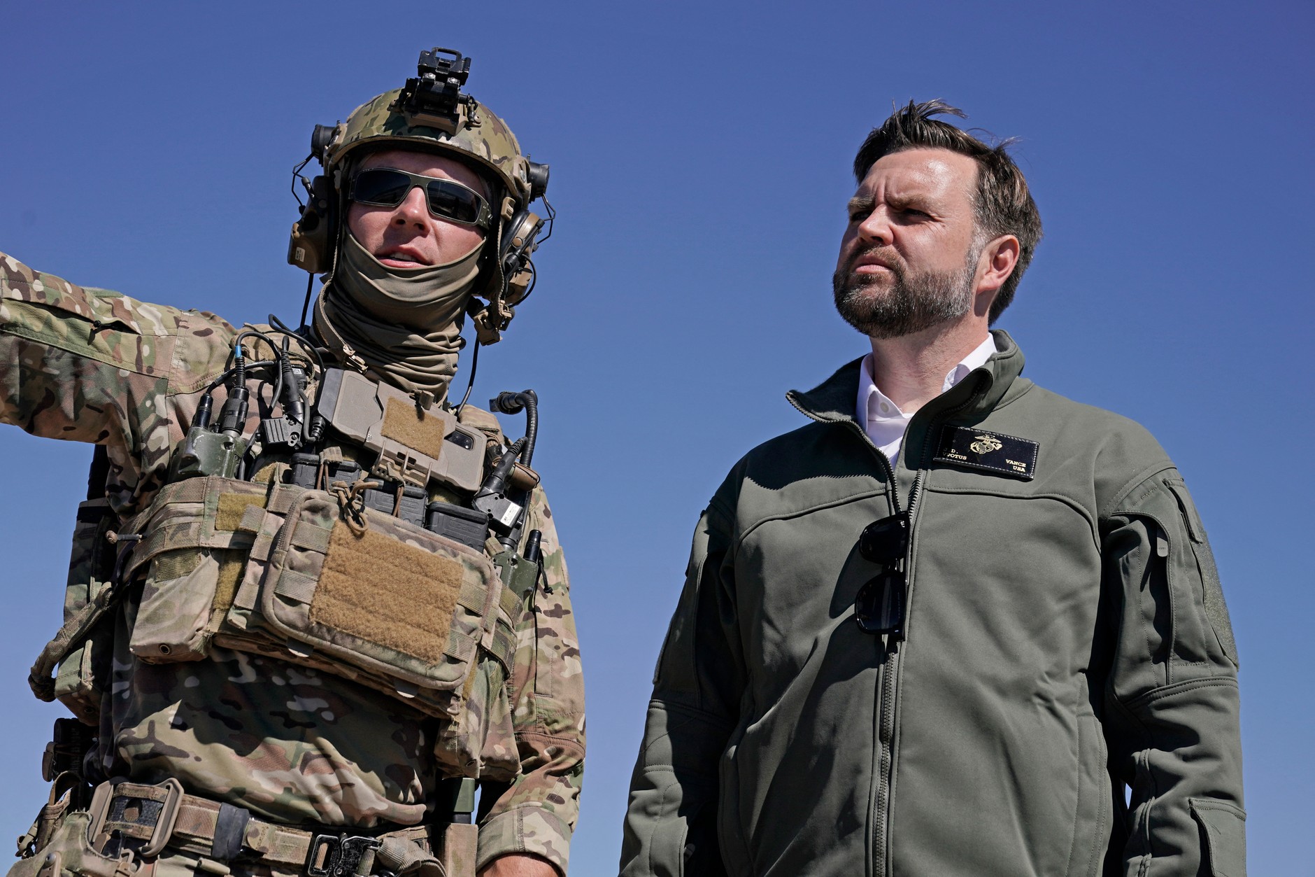 Wiceprezydent Stanów Zjednoczonych JD Vance (P) podczas pokazu zdolności desantowych na plaży Red Beach w Camp Pendleton w Kalifornii, USA, 18 października 2025 r.