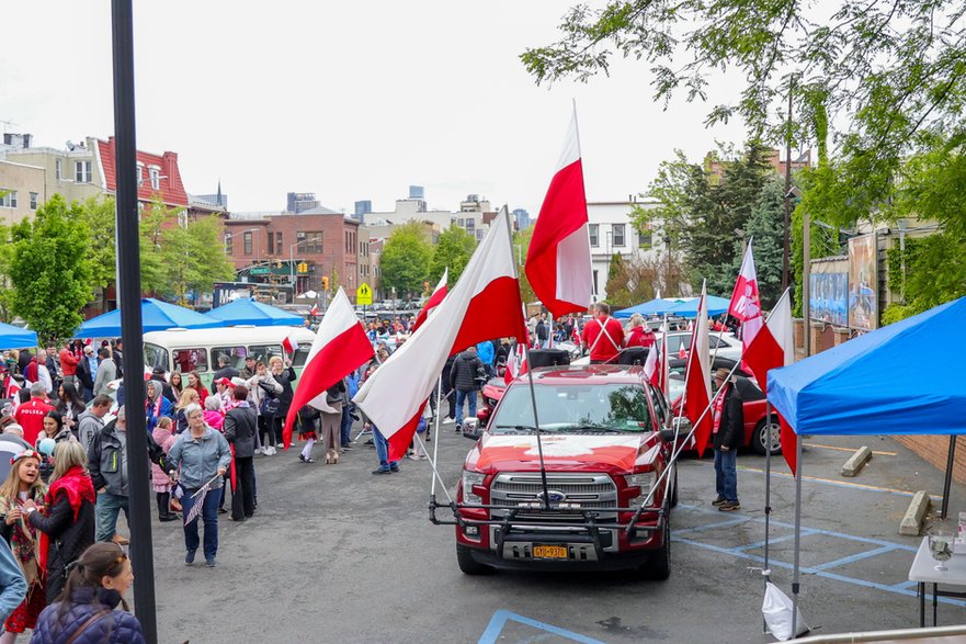 Obchody Dnia Flagi Rzeczypospolitej Polskiej w dzielnicy Greenpoint w Nowym Jorku (maj 2024 r.)