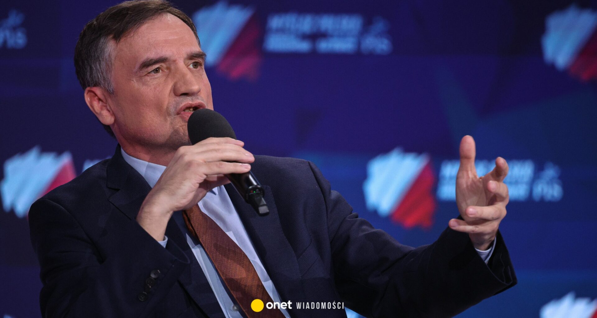 Co dalej z paszportem Zbigniewa Ziobry? Procedura może się przedłużyć