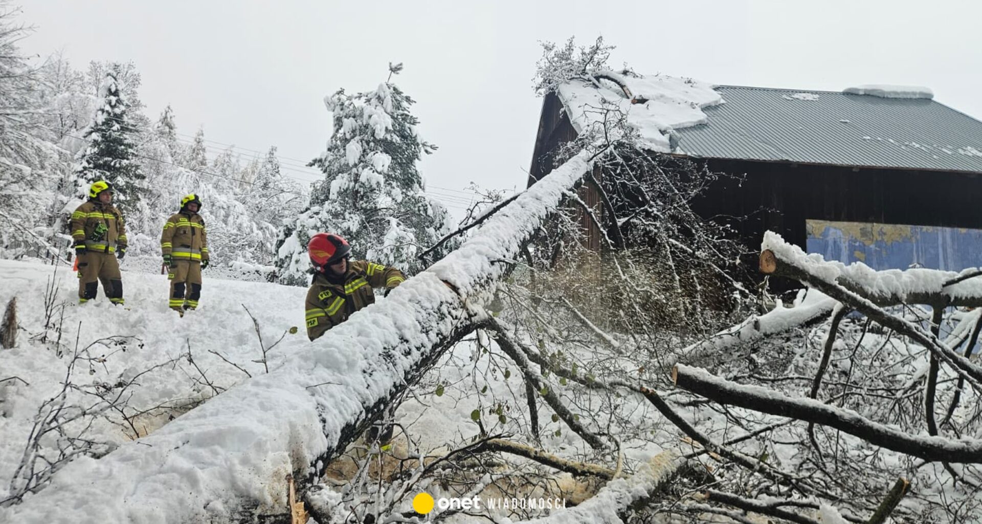 Południe Polski pod śniegiem. Strażacy interweniowali blisko 1,5 tys. razy