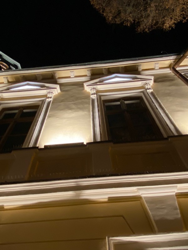 Nowo wykonana elewacja na ratuszu w Nowym Targu. Zdaniem burmistrza wszystkie nierówności na tynku są zrobione celowo by "postarzyć obiekt". Specjaliści mówią jednak wprost, że takie prace to "fuszerka"