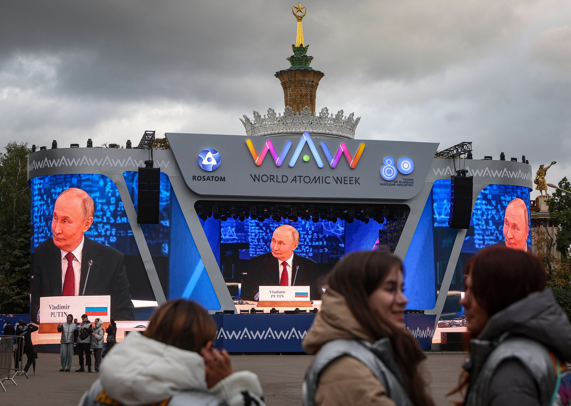 Wyświetlone na wielkim ekranie przemówienie Putina podczas Międzynarodowego Forum Światowego Tygodnia Atomowego. Moskwa, 25 września 2025 r.