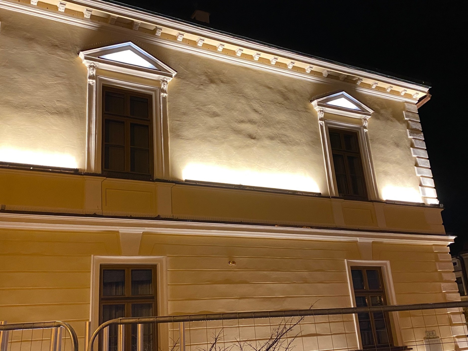 Nowo wykonana elewacja na ratuszu w Nowym Targu. Zdaniem burmistrza wszystkie nierówności na tynku są zrobione celowo by "postarzyć obiekt". Specjaliści mówią jednak wprost, że takie prace to "fuszerka"