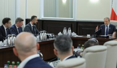 Polacy o sytuacji w kraju. Zmniejsza się różnica między ocenami [SONDAŻ]