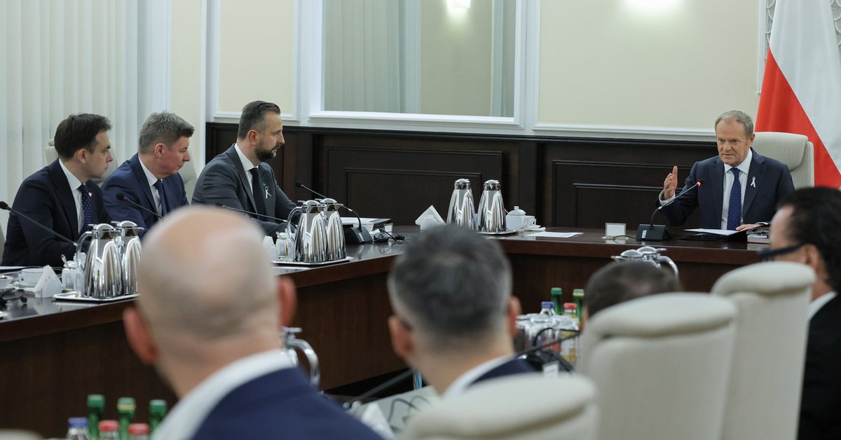 Polacy o sytuacji w kraju. Zmniejsza się różnica między ocenami [SONDAŻ]