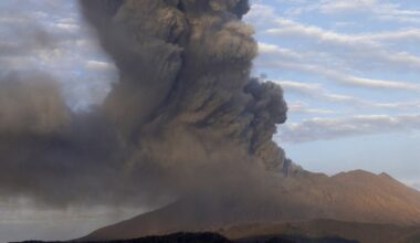 Słup dymu na kilka tysięcy metrów. Ostrzeżenie przed opadami popiołu
