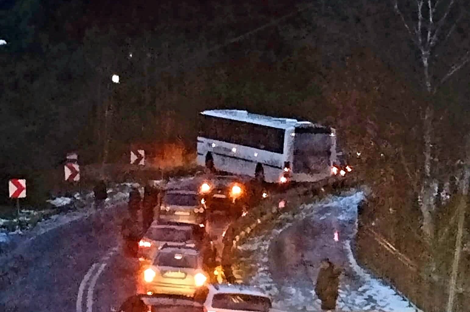 Gołoledź paraliżuje ruch. Droga w Kołczewie zablokowana przez autobus
