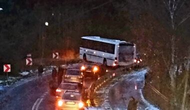 Gołoledź paraliżuje ruch. Droga w Kołczewie zablokowana przez autobus