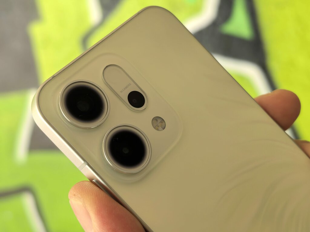 Wyciekł OPPO Reno 15 (Pro). Premiera 17 listopada 2025 roku