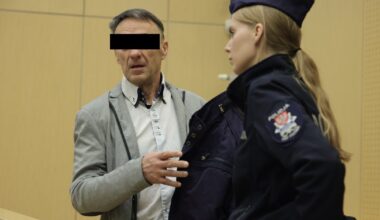 Oskarżony Adam R. wprowadzany na salę rozpraw w poznańskim sądzie
