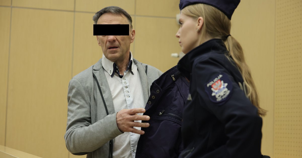 Oskarżony Adam R. wprowadzany na salę rozpraw w poznańskim sądzie