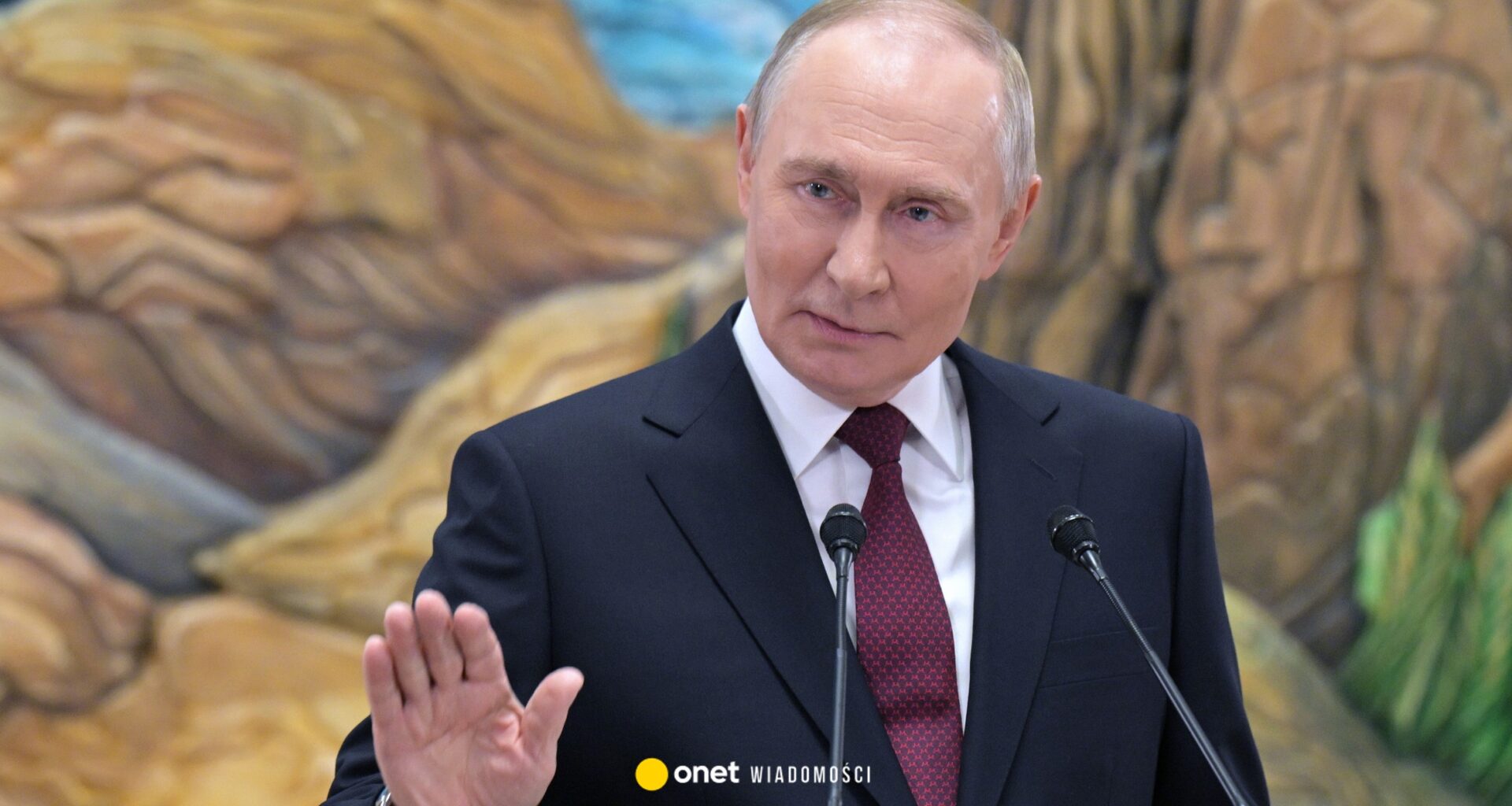 Putin gra na dwa fronty. Ukrainie grozi "środkami militarnymi", a Europie sprzedaje wizję pokoju