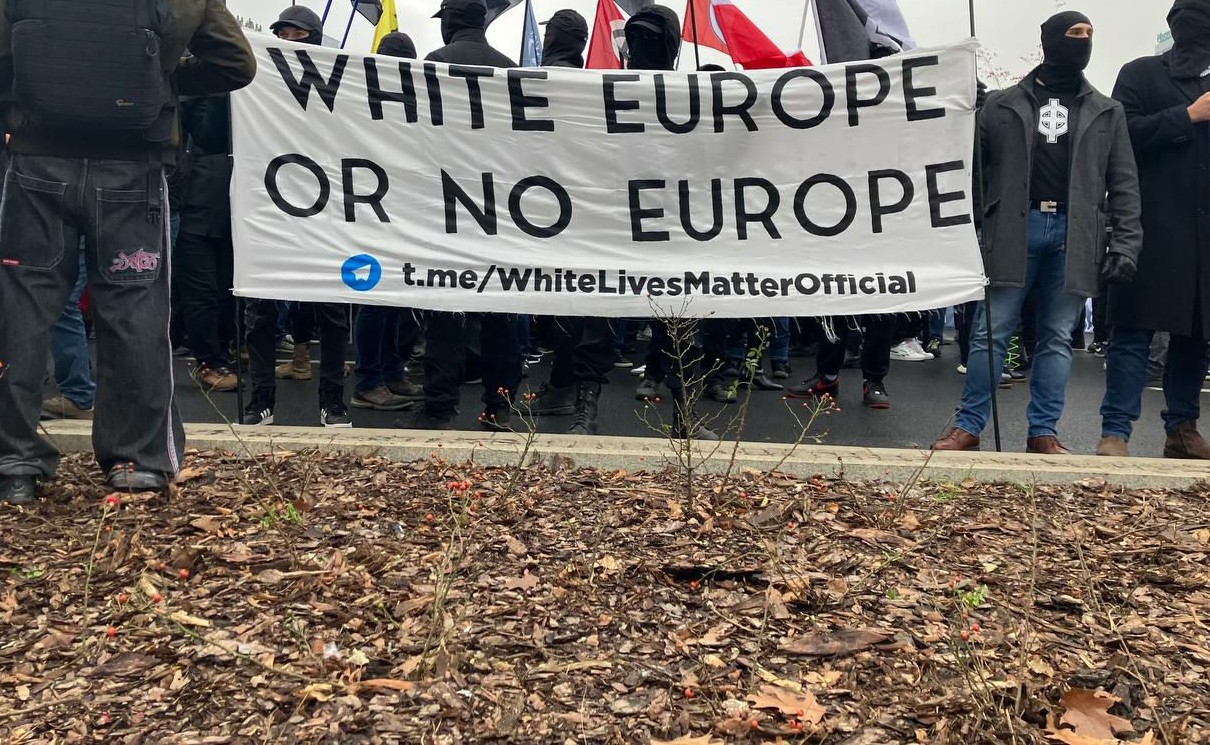 "Biała Europa, albo żadna" - transparent na Marszu Niepodległości