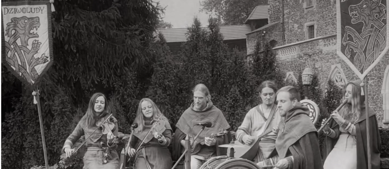 Jak brzmi Nocny Kochanek w średniowiecznej wersji? Zespół jest zachwycony coverem
