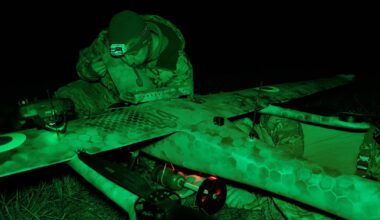 Pilot uzbrajający dron-bombowiec GARA podczas nocnego ataku na siły rosyjskie na linii frontu w Pokrowsku, Ukraina, 2 listopada 2025 r.