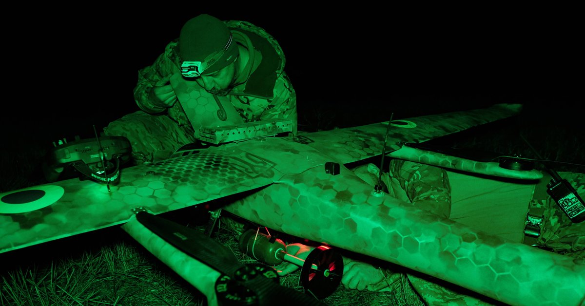 Pilot uzbrajający dron-bombowiec GARA podczas nocnego ataku na siły rosyjskie na linii frontu w Pokrowsku, Ukraina, 2 listopada 2025 r.