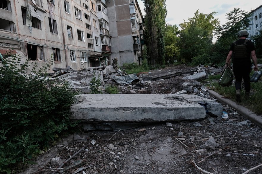 Zbombardowana ulica w ukraińskim mieście Myrnohrad na linii frontu w Pokrowsku, 11 czerwca 2025 r.