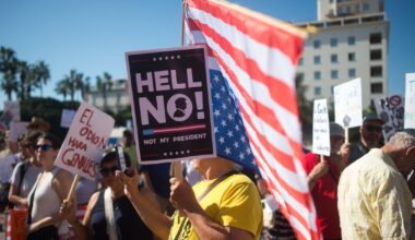 Protest przeciwko administracji Trumpa zorganizowany przez Amerykanów mieszkających w Hiszpanii, Malaga, 18 października 2025 r.