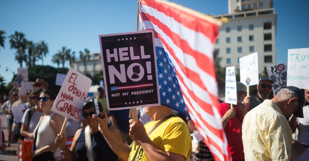 Protest przeciwko administracji Trumpa zorganizowany przez Amerykanów mieszkających w Hiszpanii, Malaga, 18 października 2025 r.