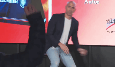 Luis Rubiales zaatakowany na konferencji. Obrzucono go jajkami