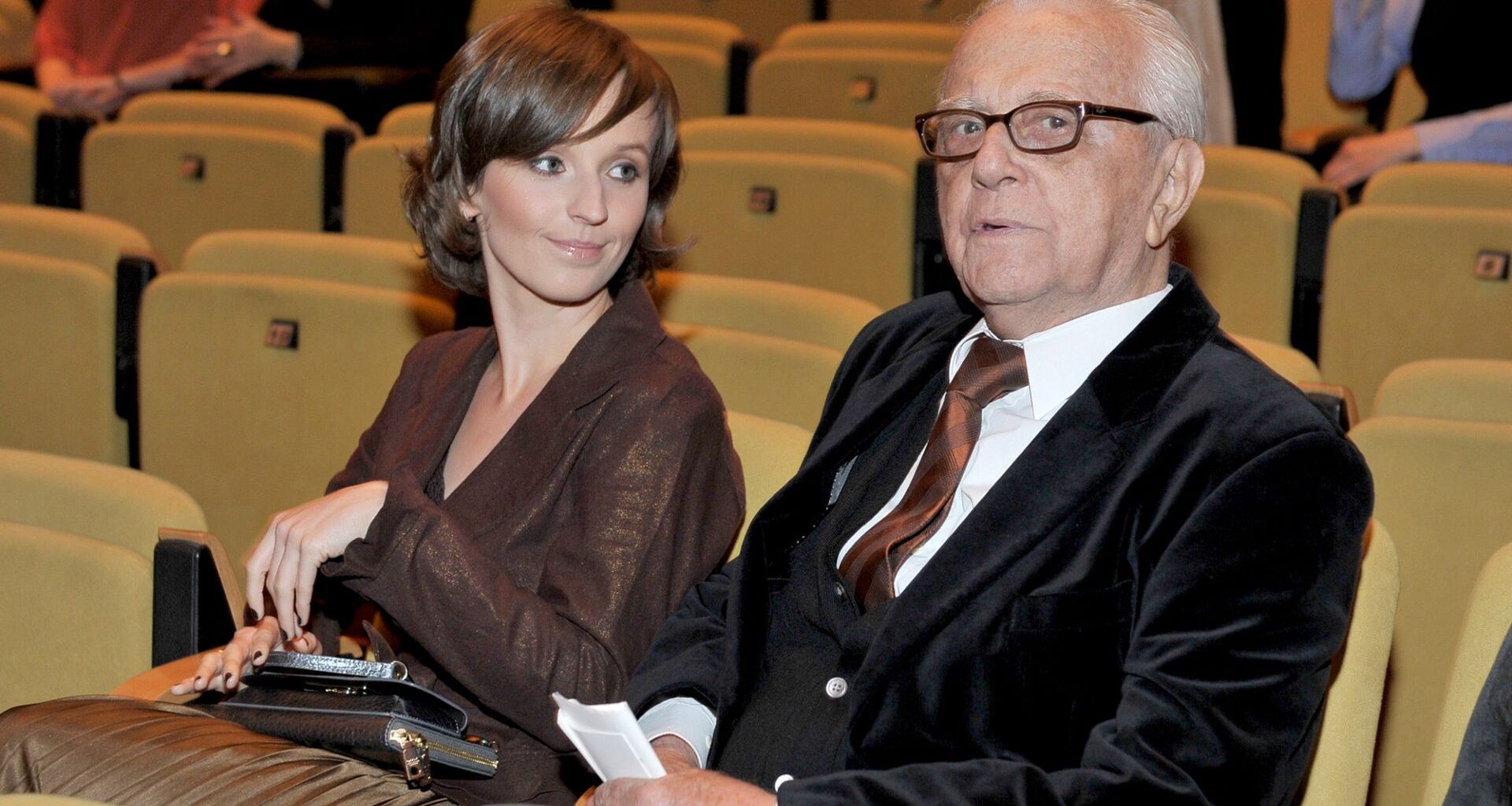 Kamila Łapicka ZNIKNĘŁA z mediów społecznościowych. Wyjechała z dala od Polski - Jastrząb Post