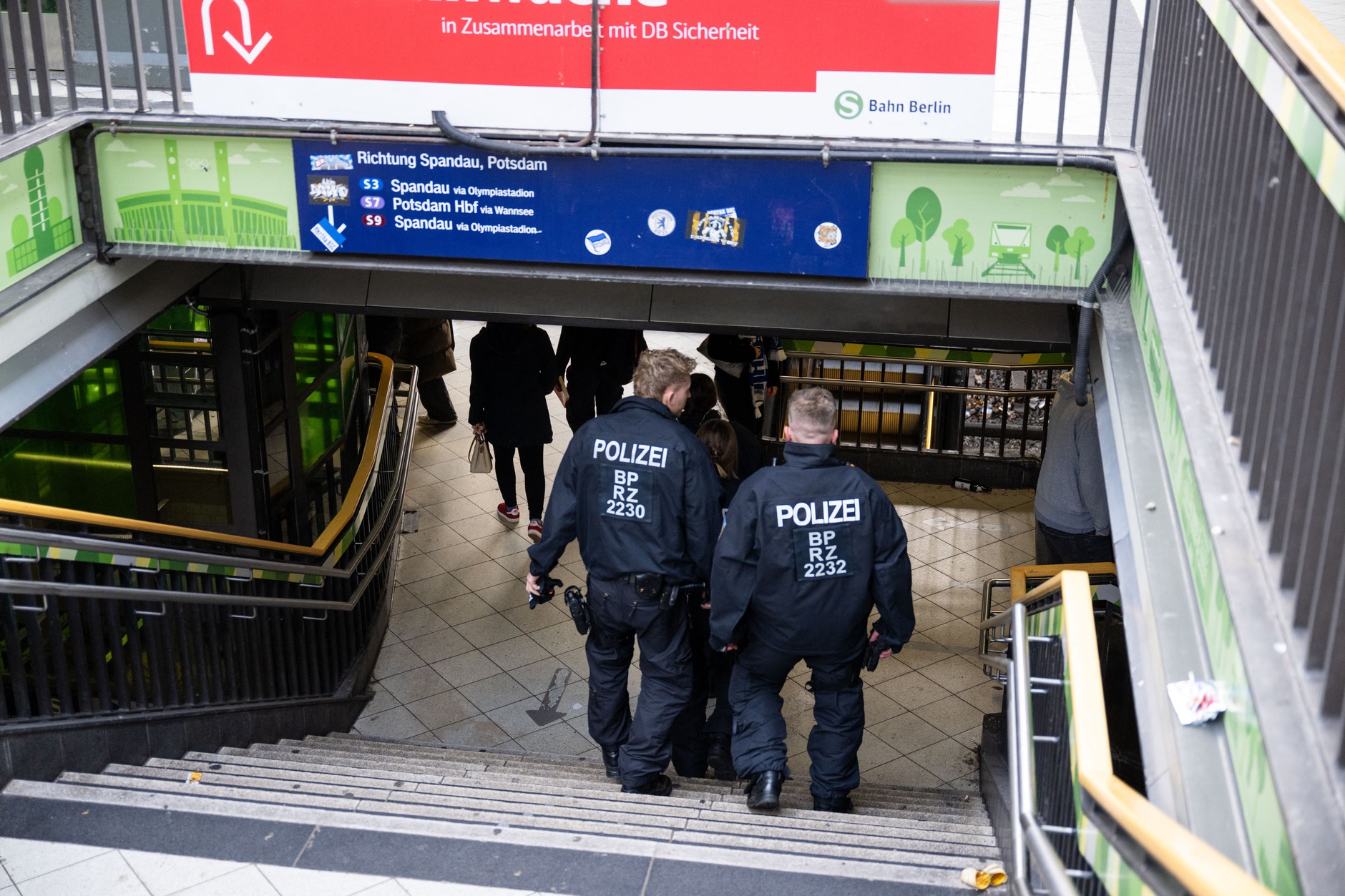 Policja na dworcu w Berlinie, listopad 2025 r.