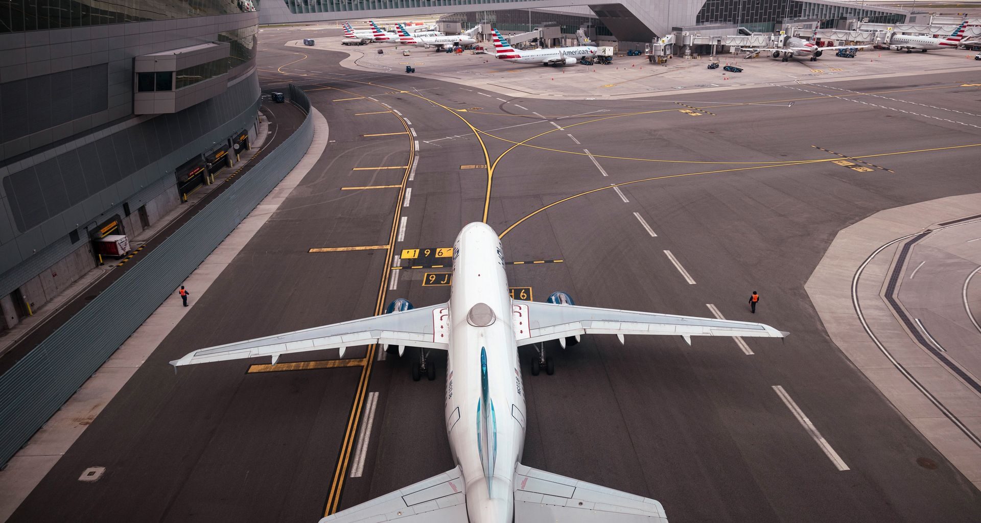 Zamienia nienawiść w złoto. Celuje w "starych" Brytyjczyków na Facebooku