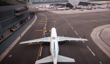 Zamienia nienawiść w złoto. Celuje w "starych" Brytyjczyków na Facebooku